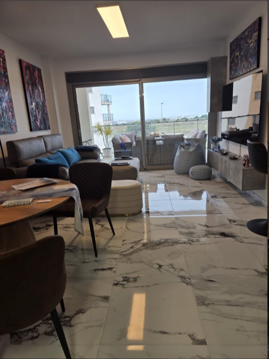 EXCLUSIVO APARTAMENTO SEMINUEVO CON VISTAS AL MAR, GRAN TERRAZA, GARAJE Y PISCINAS EN VILLAMARTÍN GARDENS II