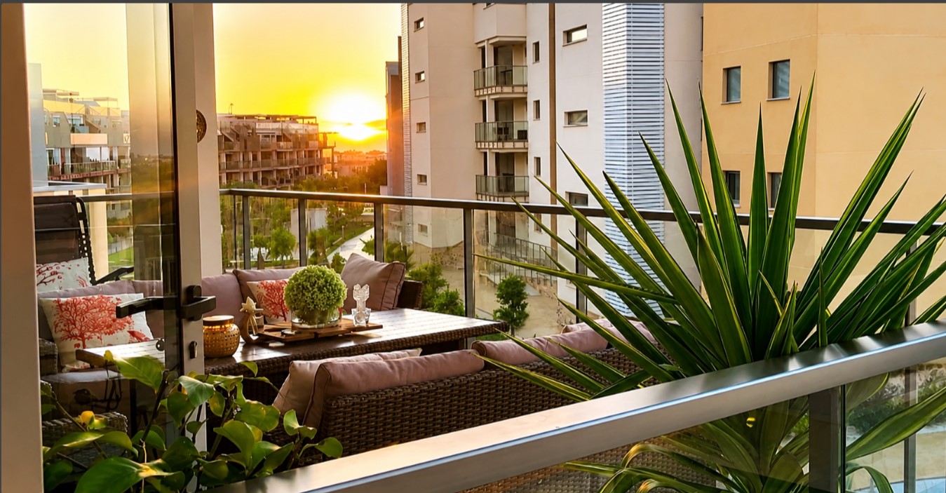 EXCLUSIVO APARTAMENTO SEMINUEVO CON VISTAS AL MAR, GRAN TERRAZA, GARAJE Y PISCINAS EN VILLAMARTÍN GARDENS II