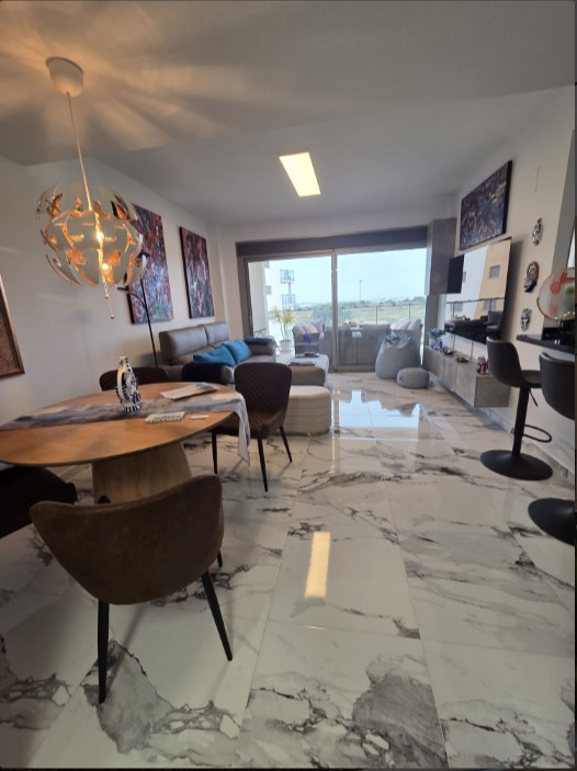 EXCLUSIVO APARTAMENTO SEMINUEVO CON VISTAS AL MAR, GRAN TERRAZA, GARAJE Y PISCINAS EN VILLAMARTÍN GARDENS II