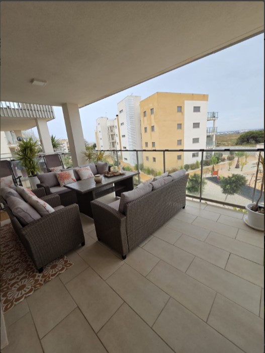 EXCLUSIVO APARTAMENTO SEMINUEVO CON VISTAS AL MAR, GRAN TERRAZA, GARAJE Y PISCINAS EN VILLAMARTÍN GARDENS II
