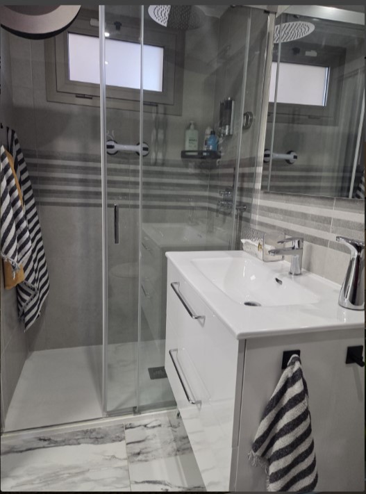 EXCLUSIVO APARTAMENTO SEMINUEVO CON VISTAS AL MAR, GRAN TERRAZA, GARAJE Y PISCINAS EN VILLAMARTÍN GARDENS II