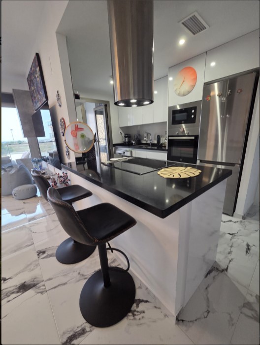 EXCLUSIVO APARTAMENTO SEMINUEVO CON VISTAS AL MAR, GRAN TERRAZA, GARAJE Y PISCINAS EN VILLAMARTÍN GARDENS II