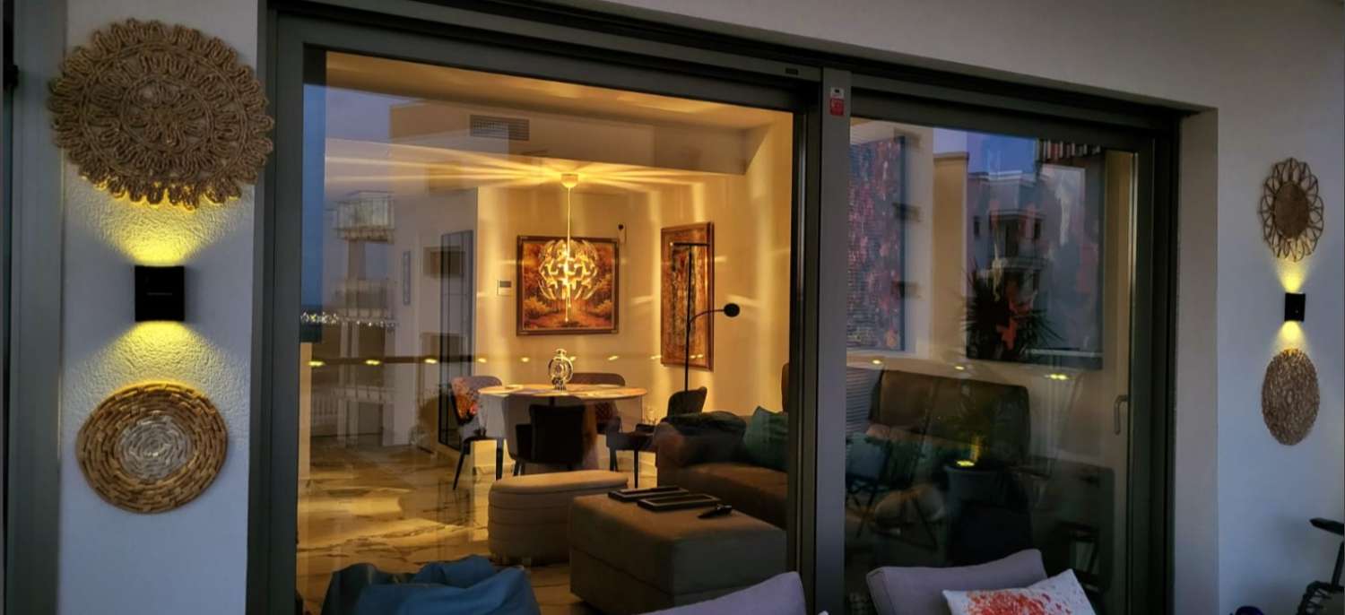 EXCLUSIVO APARTAMENTO SEMINUEVO CON VISTAS AL MAR, GRAN TERRAZA, GARAJE Y PISCINAS EN VILLAMARTÍN GARDENS II