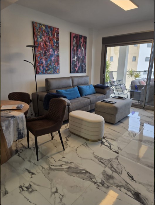 EXCLUSIVO APARTAMENTO SEMINUEVO CON VISTAS AL MAR, GRAN TERRAZA, GARAJE Y PISCINAS EN VILLAMARTÍN GARDENS II