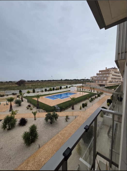 EXCLUSIVO APARTAMENTO SEMINUEVO CON VISTAS AL MAR, GRAN TERRAZA, GARAJE Y PISCINAS EN VILLAMARTÍN GARDENS II