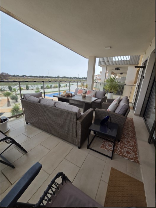 EXCLUSIVO APARTAMENTO SEMINUEVO CON VISTAS AL MAR, GRAN TERRAZA, GARAJE Y PISCINAS EN VILLAMARTÍN GARDENS II
