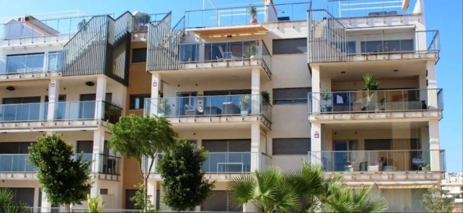 EXCLUSIVO APARTAMENTO SEMINUEVO CON VISTAS AL MAR, GRAN TERRAZA, GARAJE Y PISCINAS EN VILLAMARTÍN GARDENS II