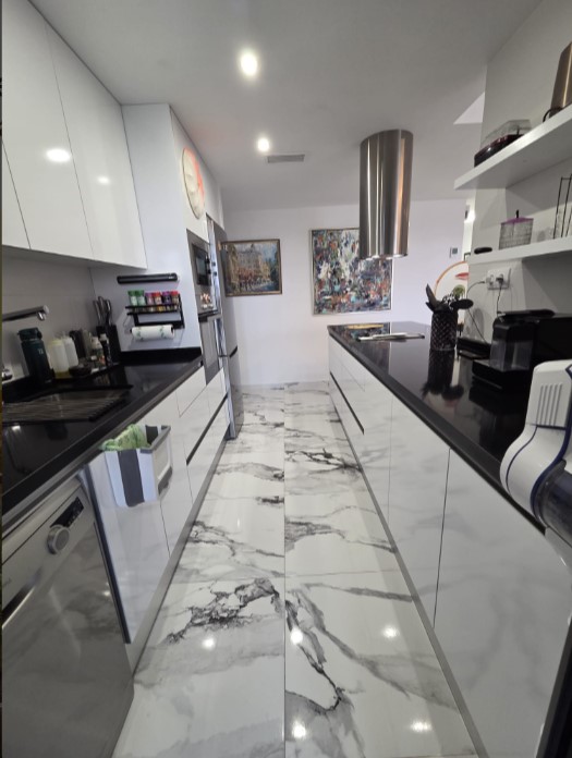EXCLUSIVO APARTAMENTO SEMINUEVO CON VISTAS AL MAR, GRAN TERRAZA, GARAJE Y PISCINAS EN VILLAMARTÍN GARDENS II