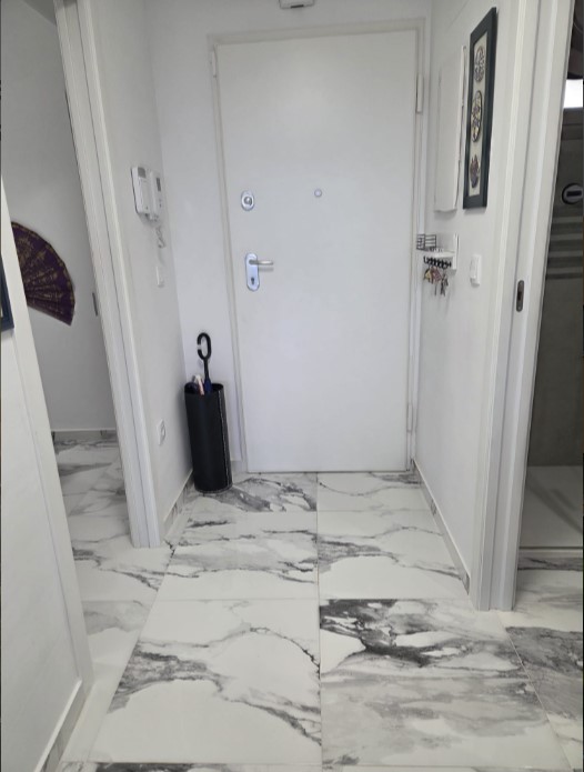EXCLUSIVO APARTAMENTO SEMINUEVO CON VISTAS AL MAR, GRAN TERRAZA, GARAJE Y PISCINAS EN VILLAMARTÍN GARDENS II