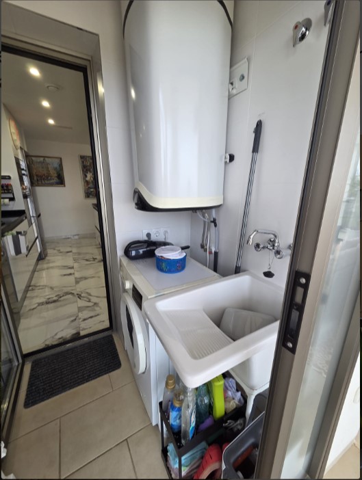 EXCLUSIVO APARTAMENTO SEMINUEVO CON VISTAS AL MAR, GRAN TERRAZA, GARAJE Y PISCINAS EN VILLAMARTÍN GARDENS II