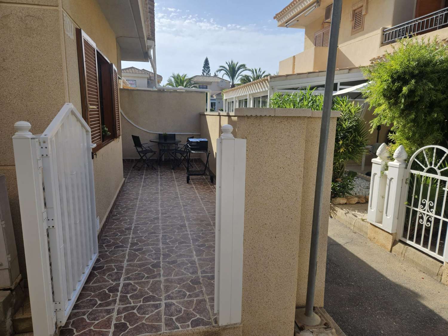 APARTAMENTO EN PLANTA BAJA CON GRAN PATIO PRIVADO, PISCINA Y ALTA RENTABILIDAD EN PLAYA FLAMENCA