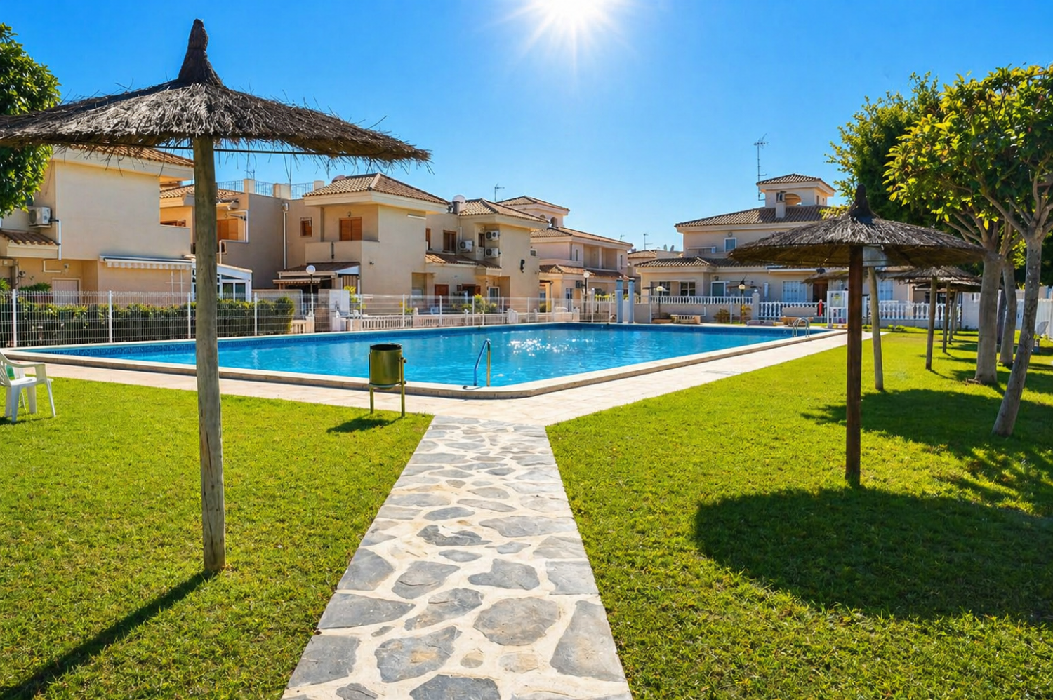 APARTAMENTO EN PLANTA BAJA CON GRAN PATIO PRIVADO, PISCINA Y ALTA RENTABILIDAD EN PLAYA FLAMENCA
