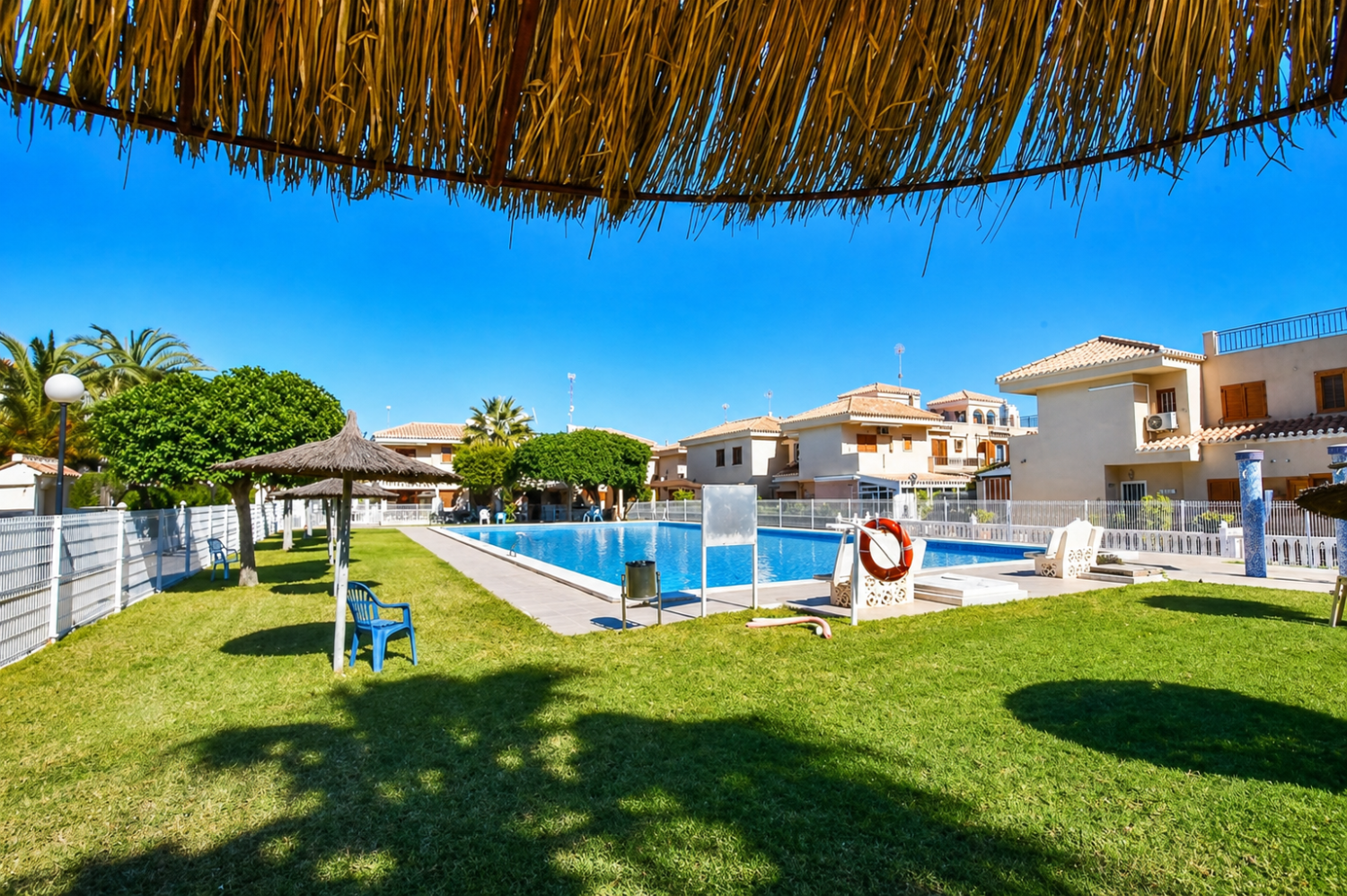 APARTAMENTO EN PLANTA BAJA CON GRAN PATIO PRIVADO, PISCINA Y ALTA RENTABILIDAD EN PLAYA FLAMENCA