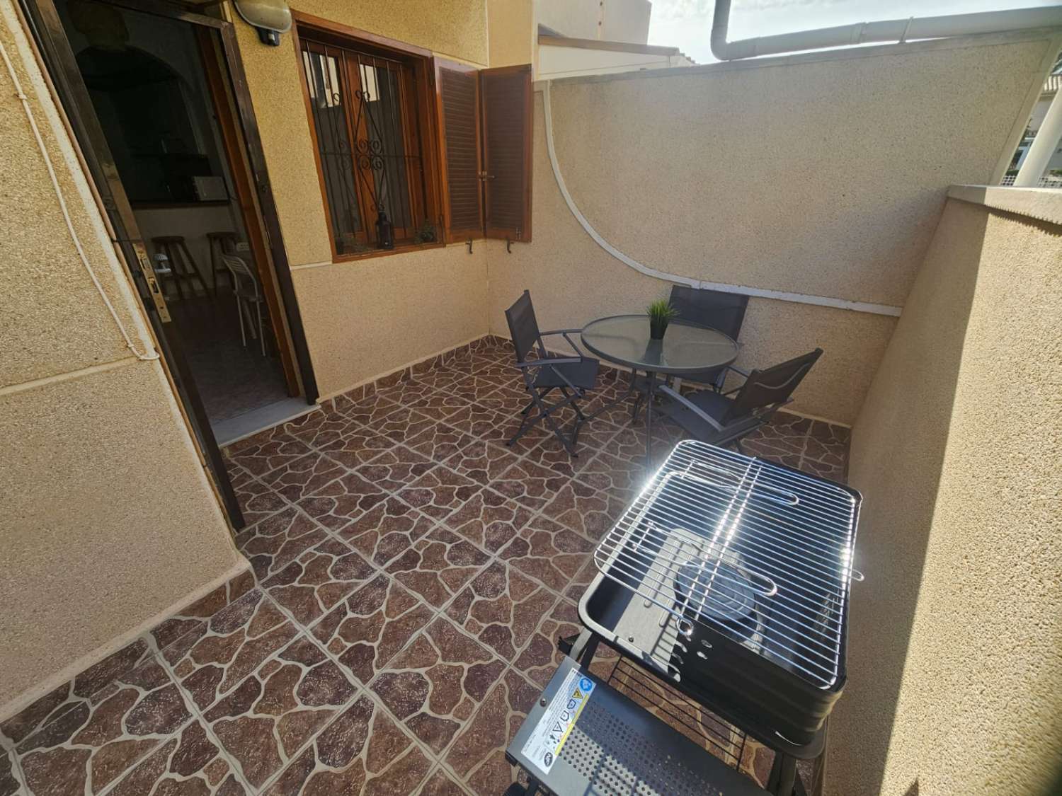 APARTAMENTO EN PLANTA BAJA CON GRAN PATIO PRIVADO, PISCINA Y ALTA RENTABILIDAD EN PLAYA FLAMENCA
