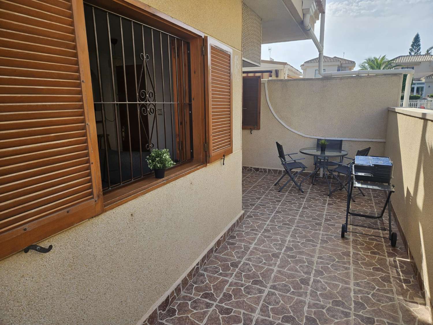 APARTAMENTO EN PLANTA BAJA CON GRAN PATIO PRIVADO, PISCINA Y ALTA RENTABILIDAD EN PLAYA FLAMENCA