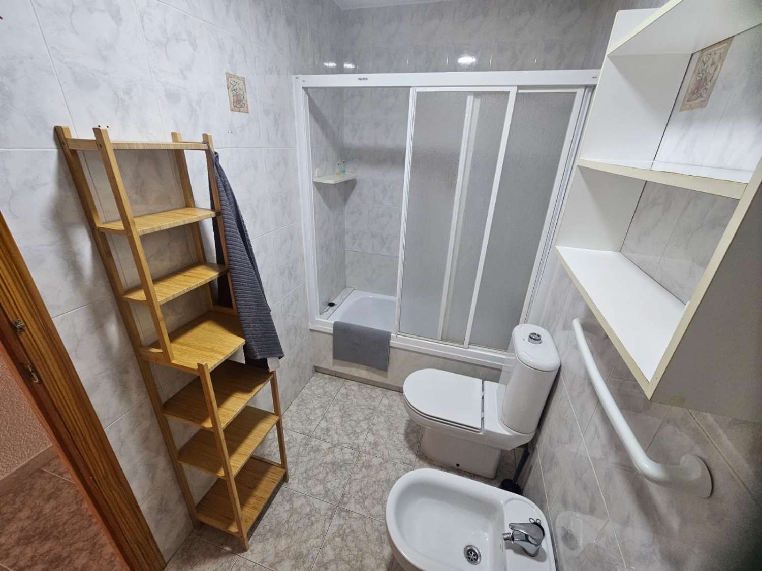 APARTAMENTO EN PLANTA BAJA CON GRAN PATIO PRIVADO, PISCINA Y ALTA RENTABILIDAD EN PLAYA FLAMENCA