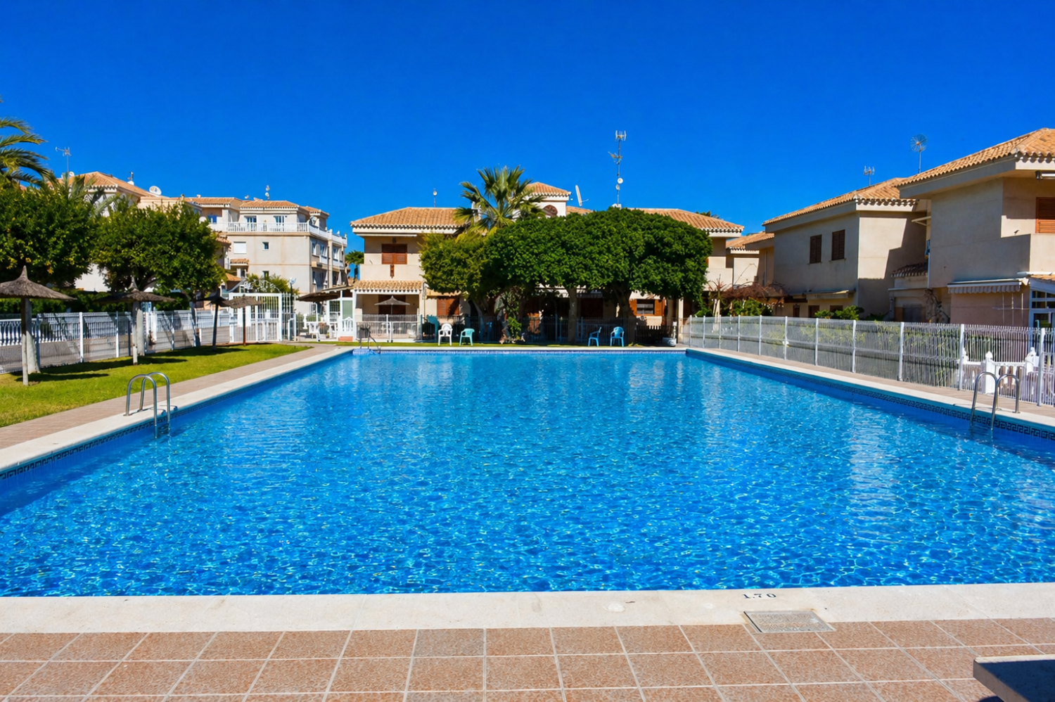 APARTAMENTO EN PLANTA BAJA CON GRAN PATIO PRIVADO, PISCINA Y ALTA RENTABILIDAD EN PLAYA FLAMENCA