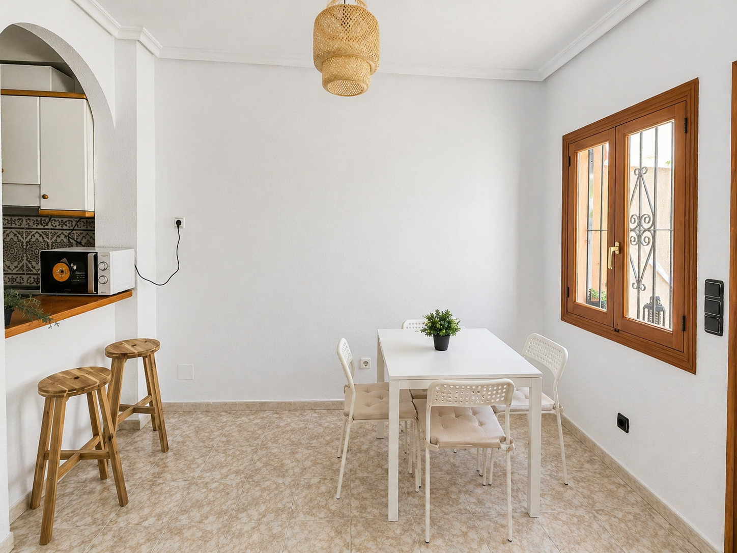 APARTAMENTO EN PLANTA BAJA CON GRAN PATIO PRIVADO, PISCINA Y ALTA RENTABILIDAD EN PLAYA FLAMENCA