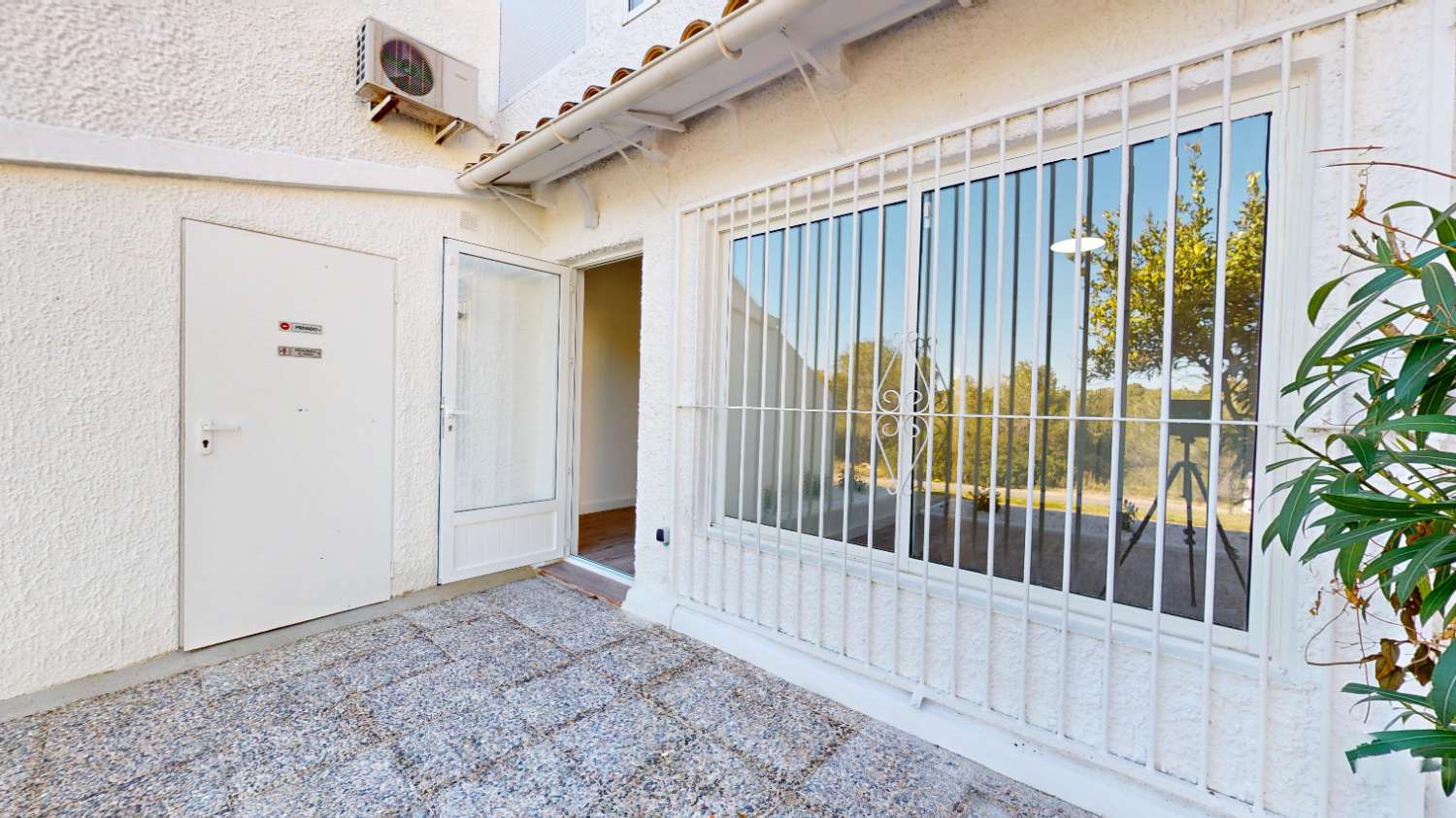 BUNGALOW TOTALMENTE REFORMADO EN VILLAMARTÍN CON GRAN TERRAZA Y UBICACIÓN PRIVILEGIADA
