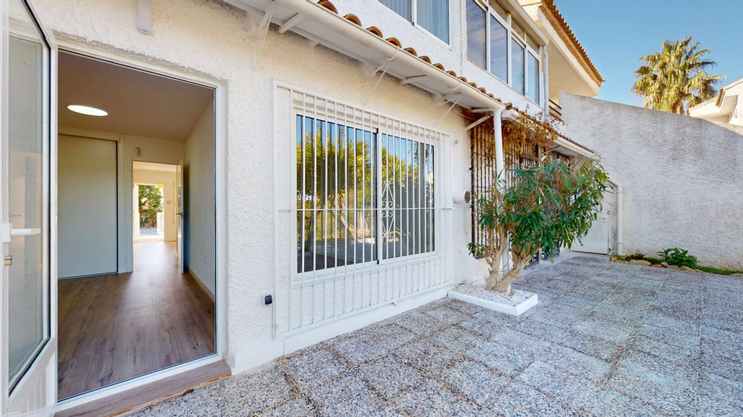 BUNGALOW TOTALMENTE REFORMADO EN VILLAMARTÍN CON GRAN TERRAZA Y UBICACIÓN PRIVILEGIADA