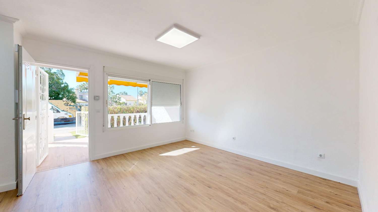 BUNGALOW TOTALMENTE REFORMADO EN VILLAMARTÍN CON GRAN TERRAZA Y UBICACIÓN PRIVILEGIADA
