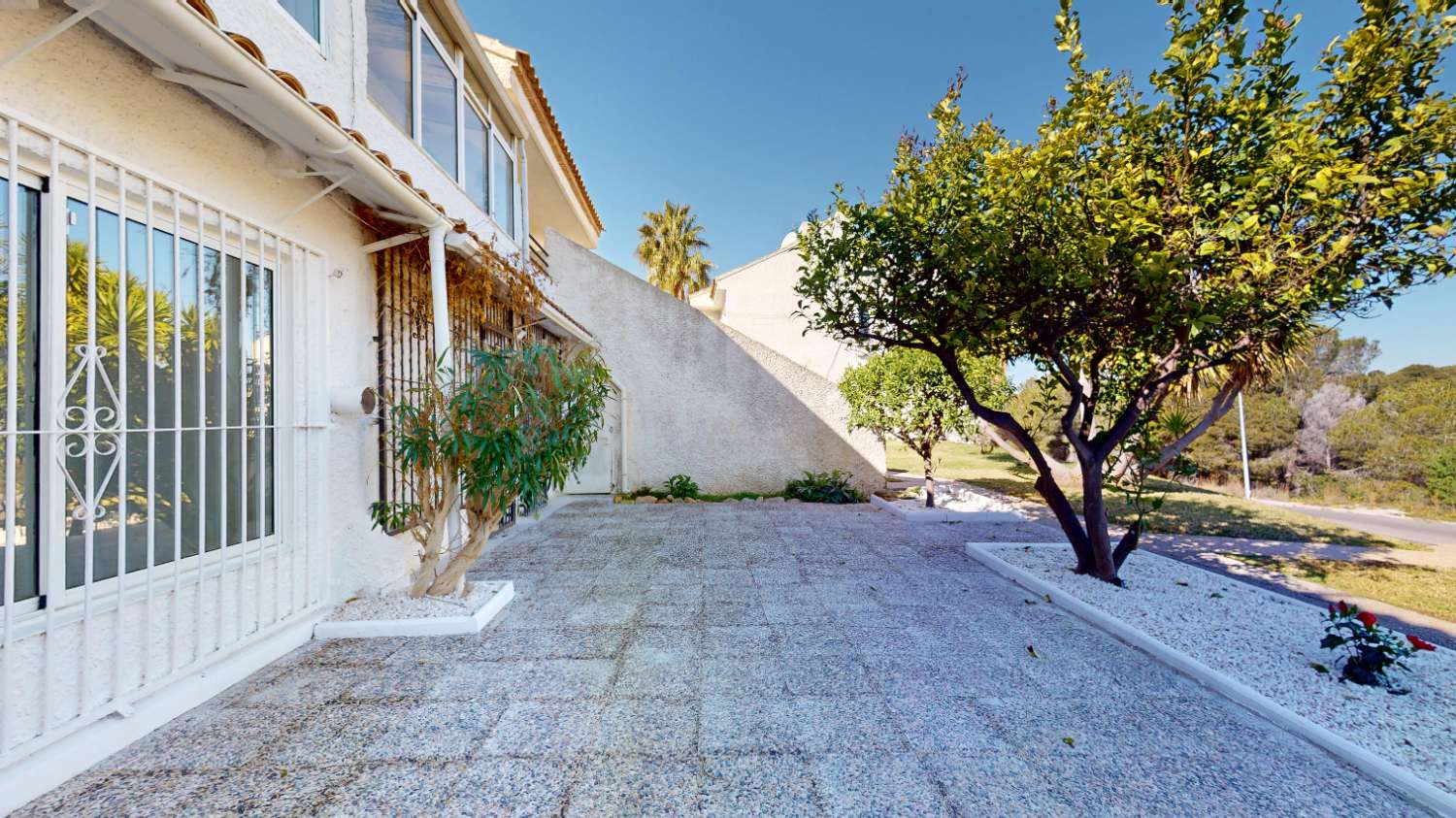 BUNGALOW TOTALMENTE REFORMADO EN VILLAMARTÍN CON GRAN TERRAZA Y UBICACIÓN PRIVILEGIADA