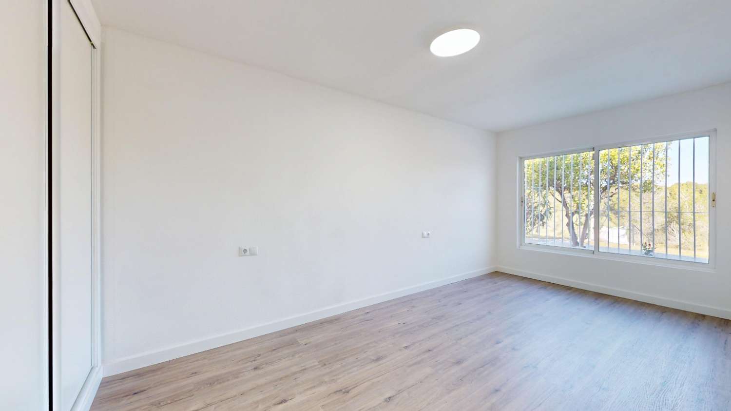 BUNGALOW TOTALMENTE REFORMADO EN VILLAMARTÍN CON GRAN TERRAZA Y UBICACIÓN PRIVILEGIADA