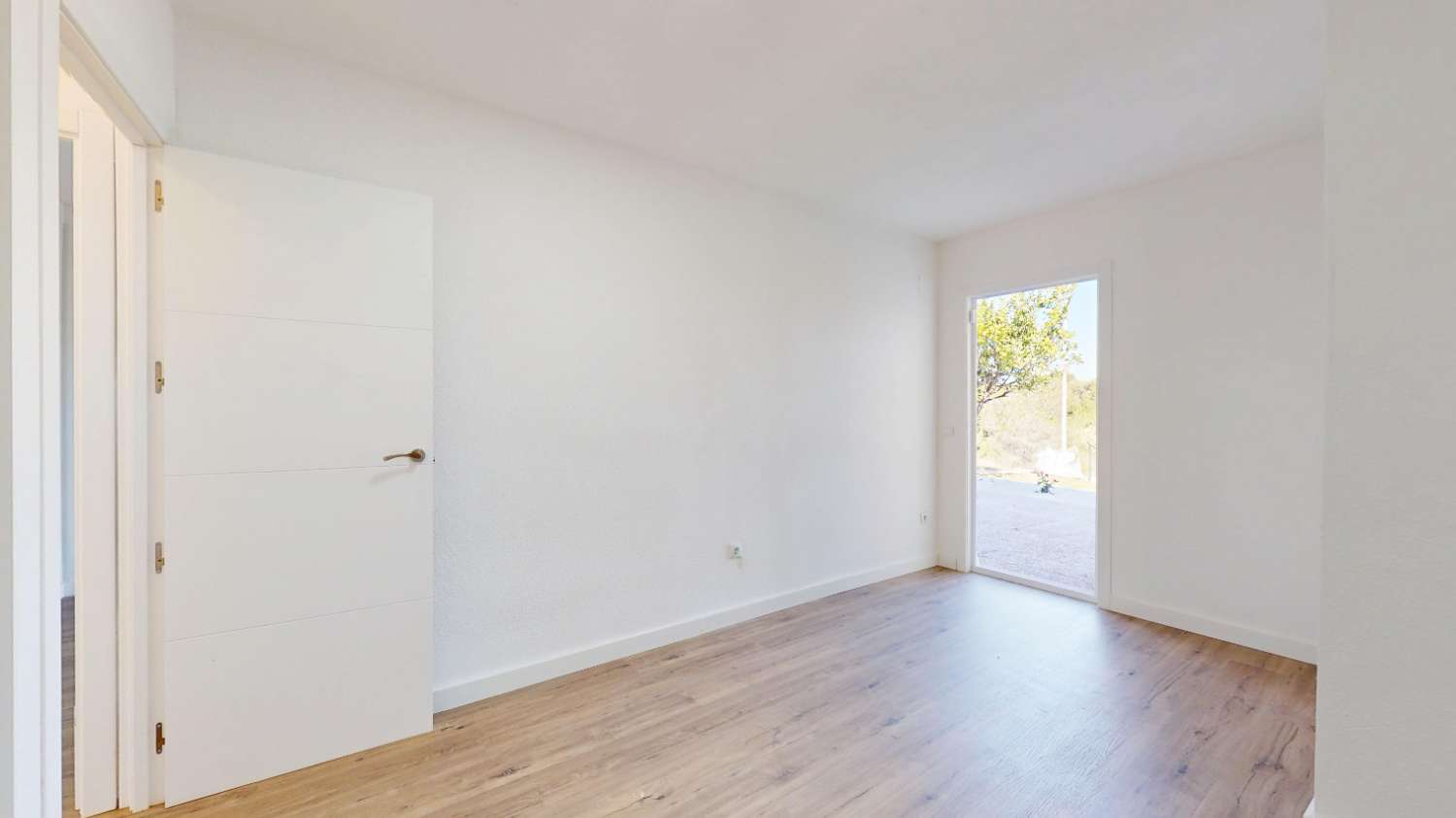 BUNGALOW TOTALMENTE REFORMADO EN VILLAMARTÍN CON GRAN TERRAZA Y UBICACIÓN PRIVILEGIADA