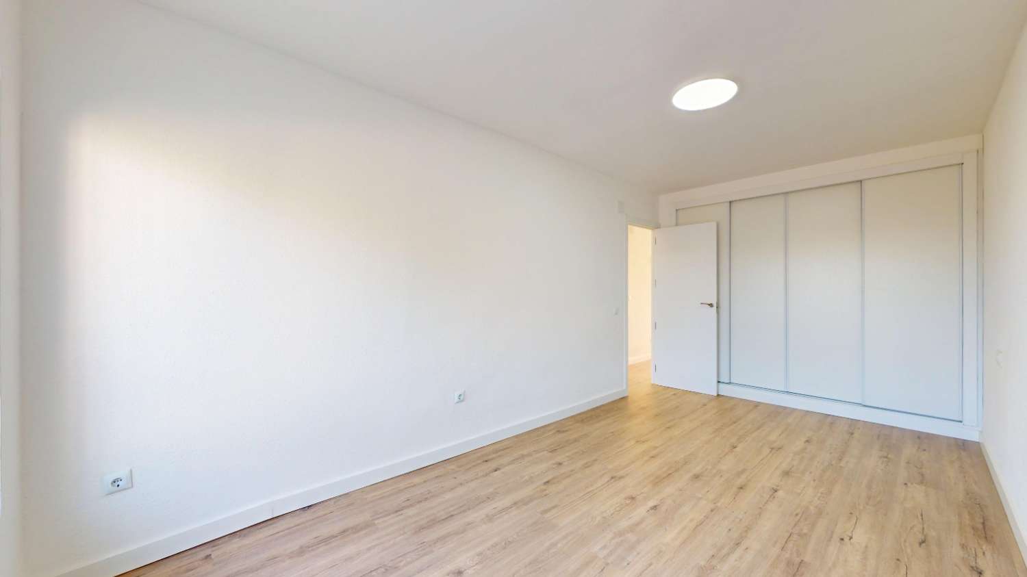 BUNGALOW TOTALMENTE REFORMADO EN VILLAMARTÍN CON GRAN TERRAZA Y UBICACIÓN PRIVILEGIADA