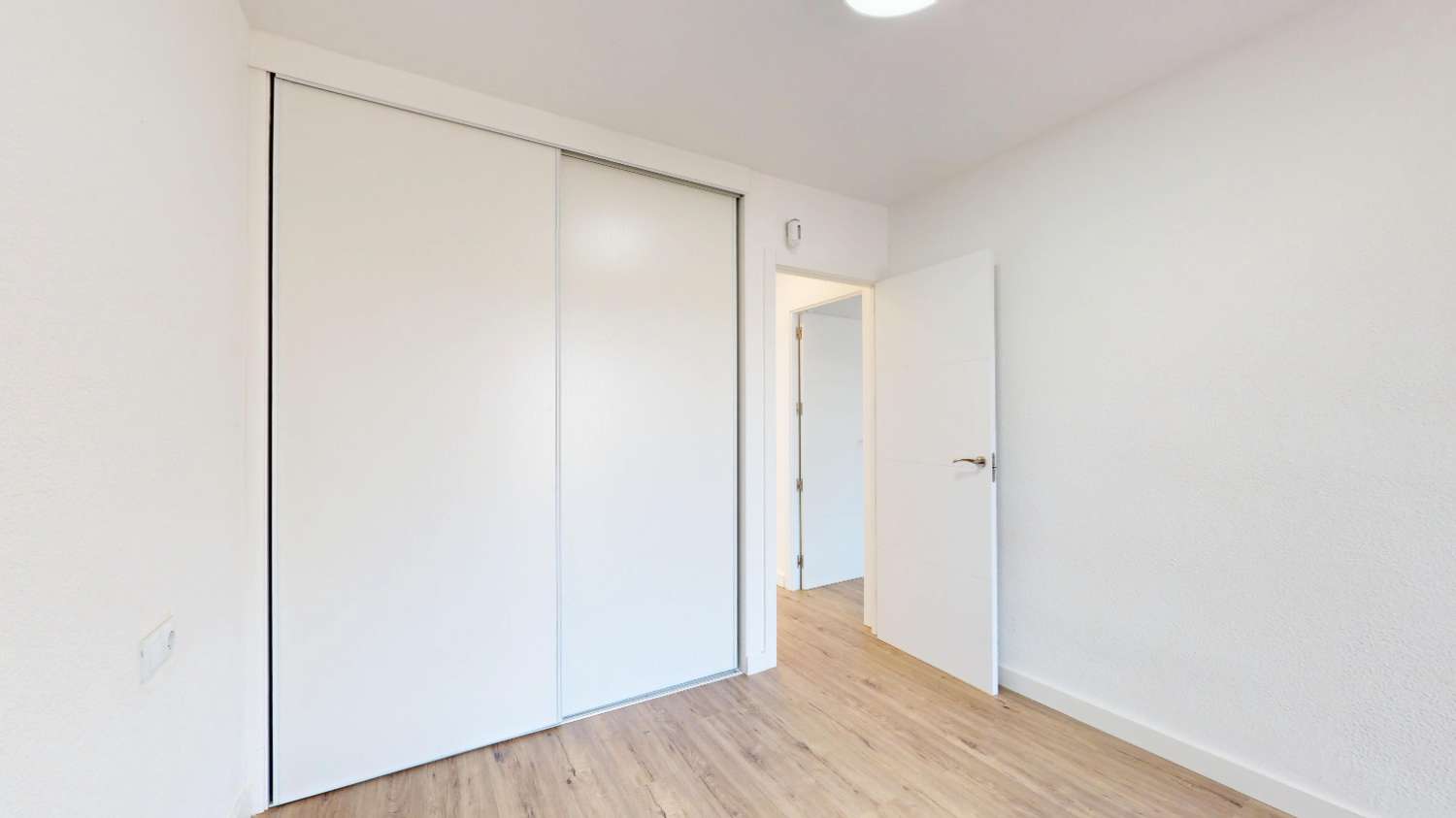 BUNGALOW TOTALMENTE REFORMADO EN VILLAMARTÍN CON GRAN TERRAZA Y UBICACIÓN PRIVILEGIADA