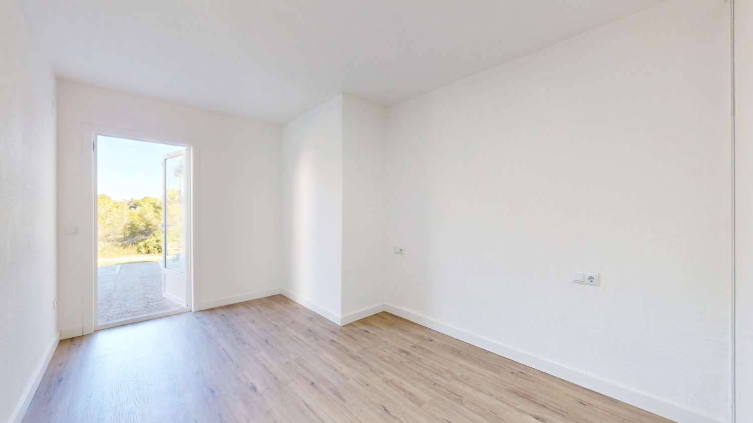 BUNGALOW TOTALMENTE REFORMADO EN VILLAMARTÍN CON GRAN TERRAZA Y UBICACIÓN PRIVILEGIADA