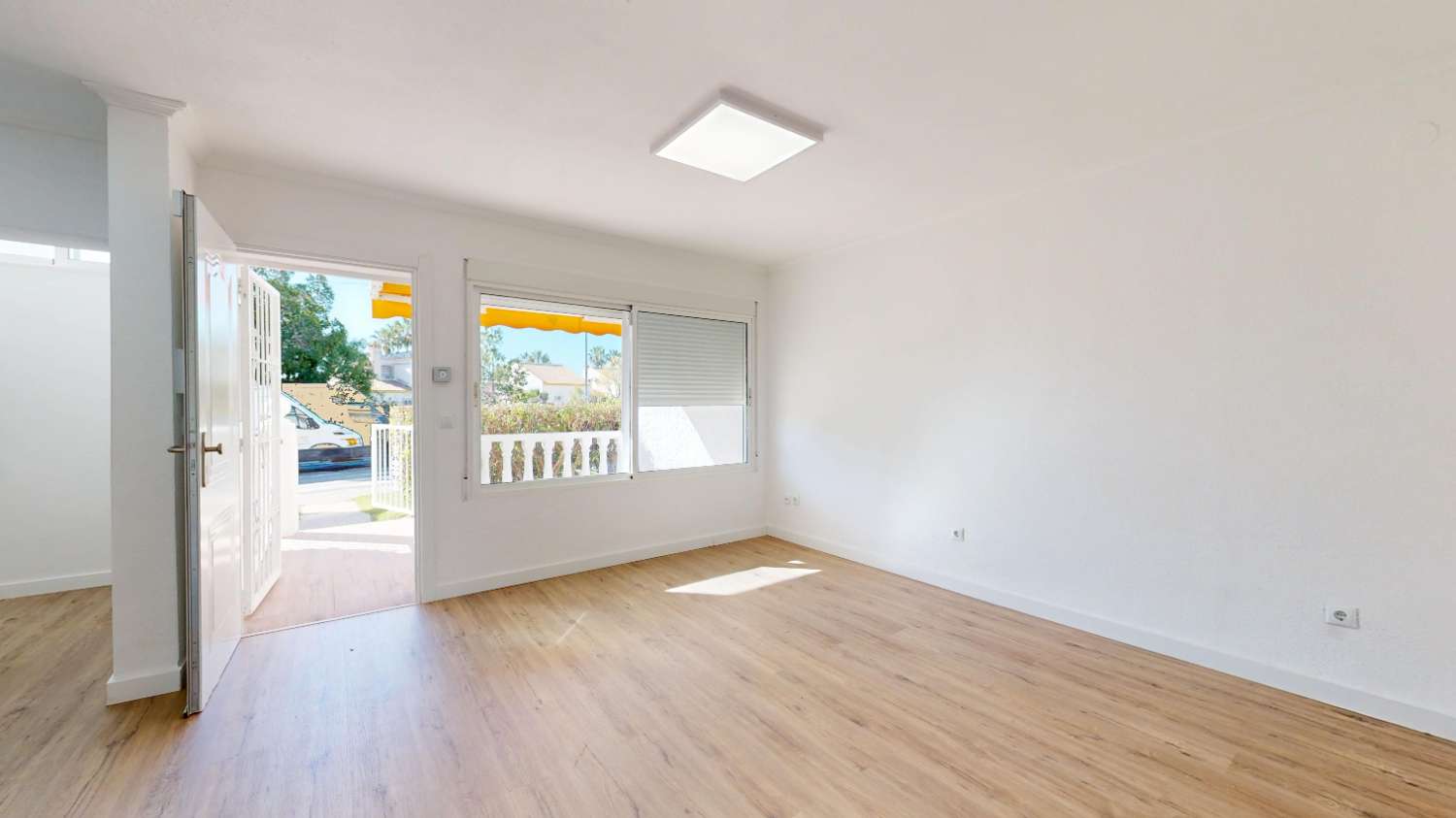 BUNGALOW TOTALMENTE REFORMADO EN VILLAMARTÍN CON GRAN TERRAZA Y UBICACIÓN PRIVILEGIADA