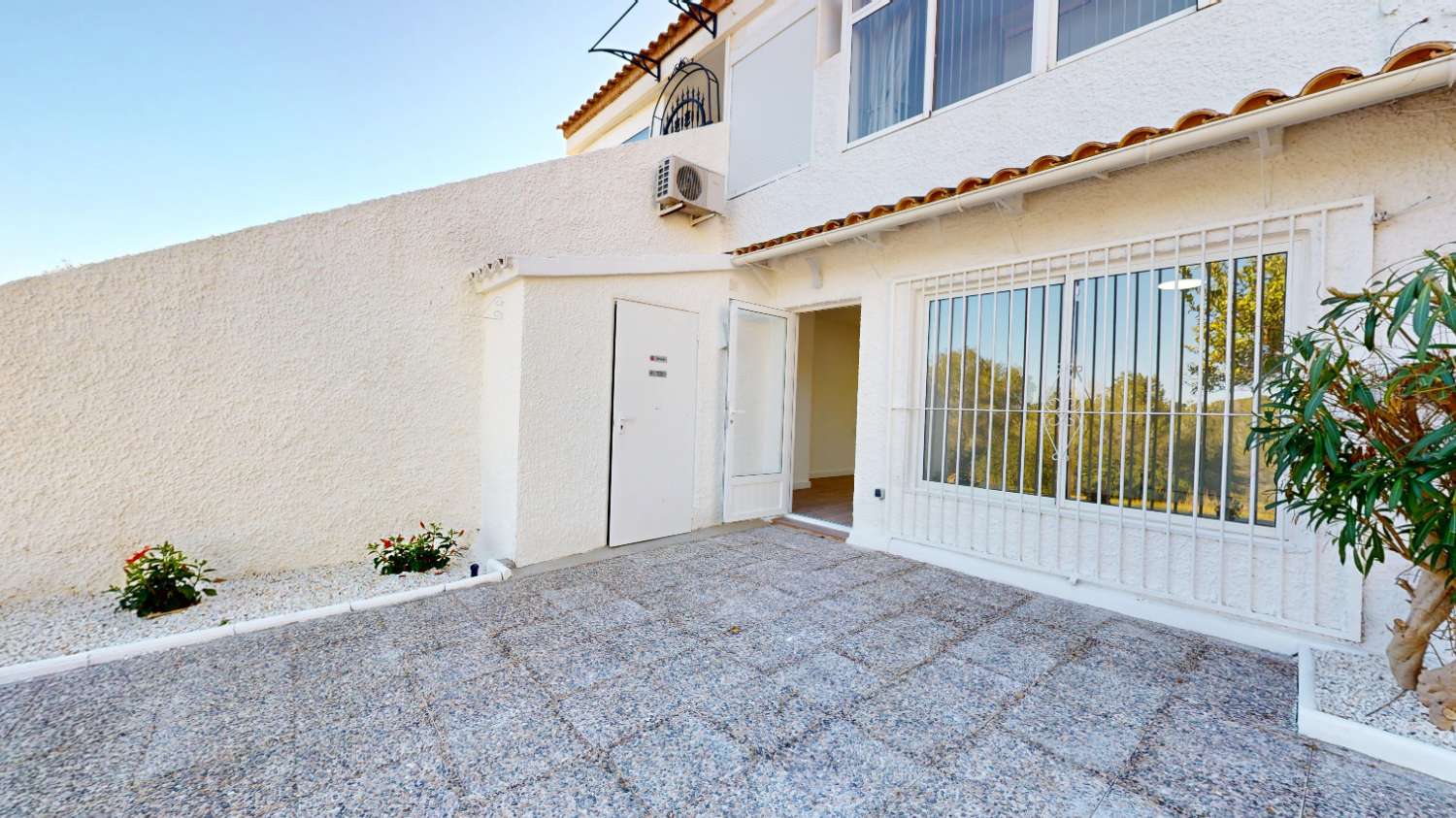 BUNGALOW TOTALMENTE REFORMADO EN VILLAMARTÍN CON GRAN TERRAZA Y UBICACIÓN PRIVILEGIADA