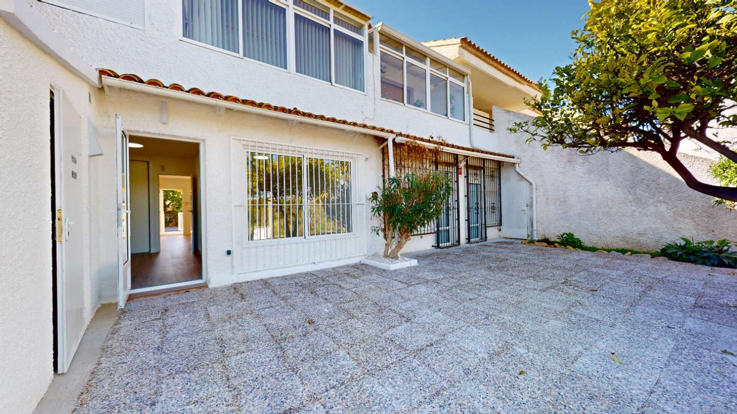 BUNGALOW TOTALMENTE REFORMADO EN VILLAMARTÍN CON GRAN TERRAZA Y UBICACIÓN PRIVILEGIADA