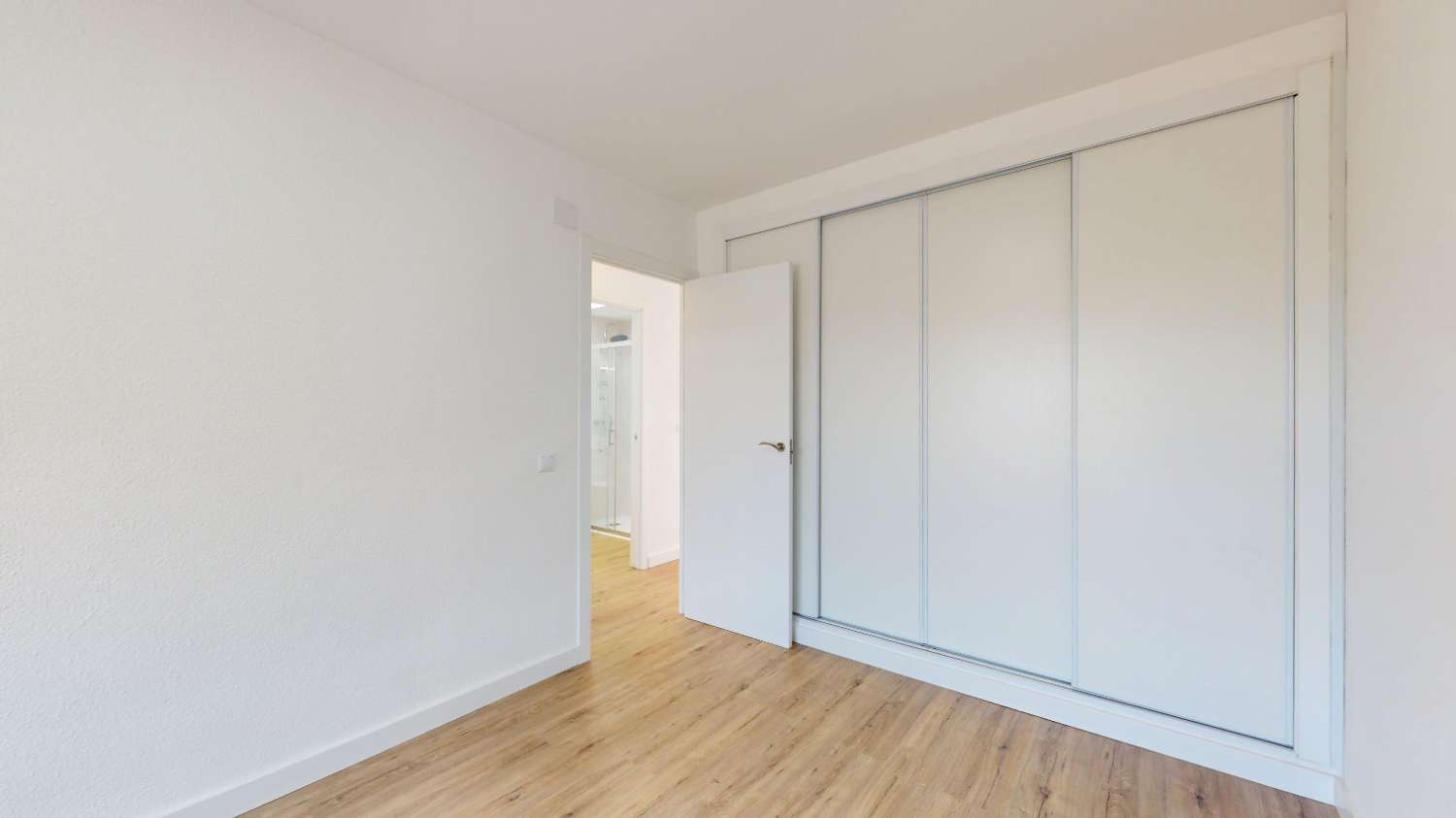 BUNGALOW TOTALMENTE REFORMADO EN VILLAMARTÍN CON GRAN TERRAZA Y UBICACIÓN PRIVILEGIADA