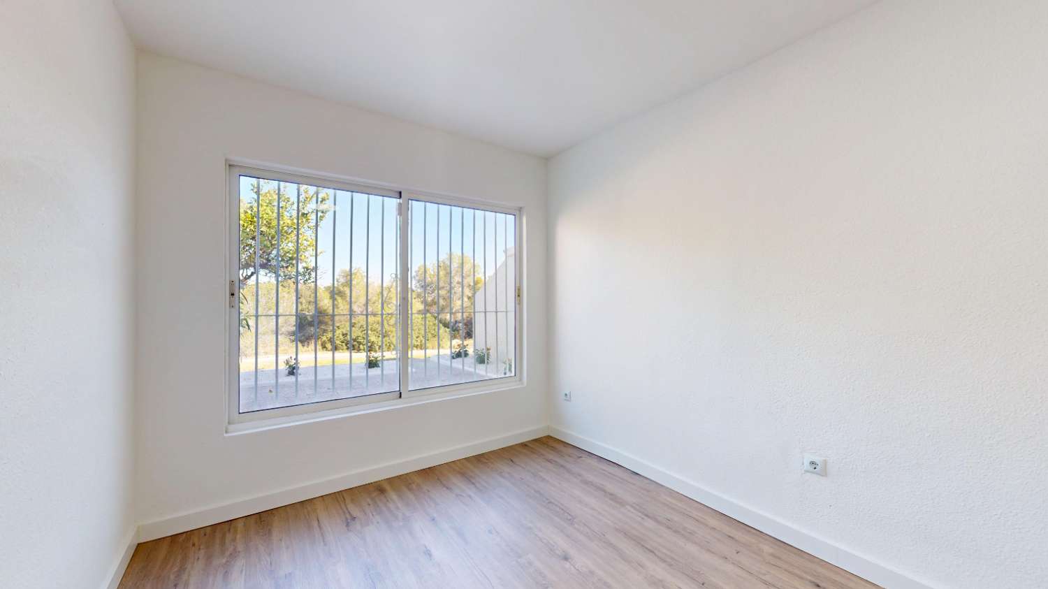 BUNGALOW TOTALMENTE REFORMADO EN VILLAMARTÍN CON GRAN TERRAZA Y UBICACIÓN PRIVILEGIADA