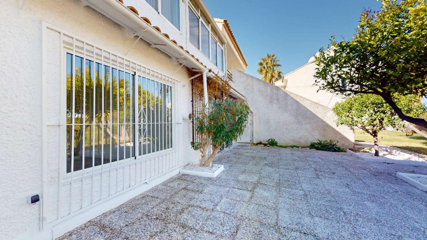 BUNGALOW TOTALMENTE REFORMADO EN VILLAMARTÍN CON GRAN TERRAZA Y UBICACIÓN PRIVILEGIADA