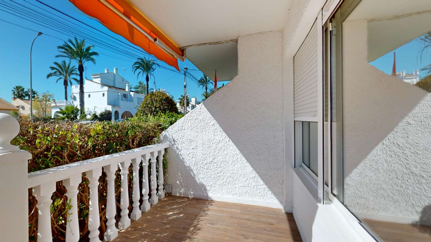 BUNGALOW TOTALMENTE REFORMADO EN VILLAMARTÍN CON GRAN TERRAZA Y UBICACIÓN PRIVILEGIADA
