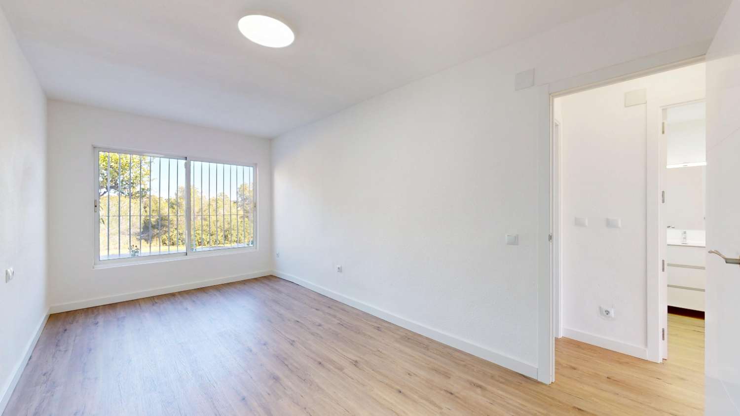 BUNGALOW TOTALMENTE REFORMADO EN VILLAMARTÍN CON GRAN TERRAZA Y UBICACIÓN PRIVILEGIADA