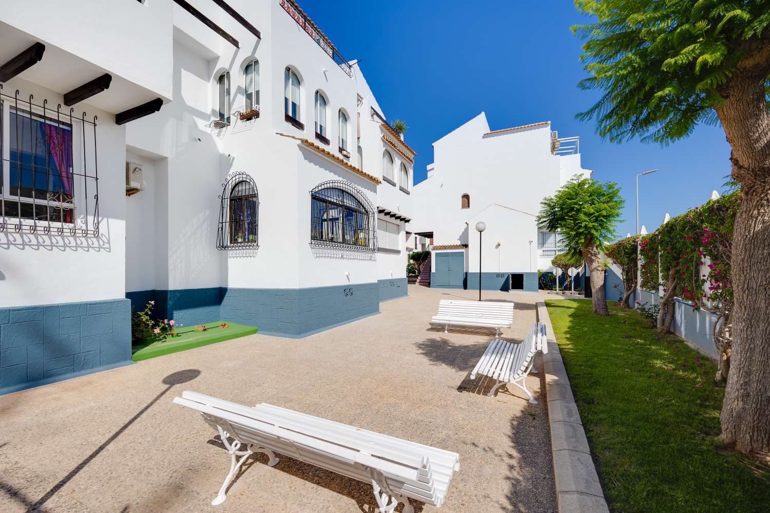 BUNGALOW CON PISCINA COMUNITARIA Y TERRAZA A SOLO 350 METROS DE LA PLAYA DE LOS NÁUFRAGOS