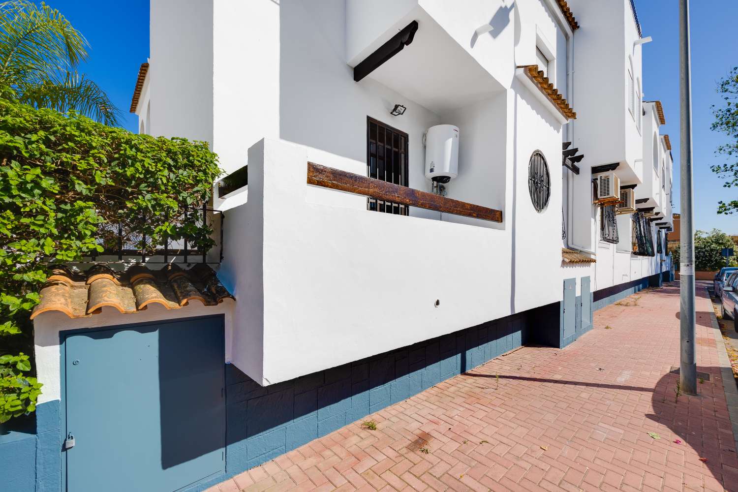 BUNGALOW CON PISCINA COMUNITARIA Y TERRAZA A SOLO 350 METROS DE LA PLAYA DE LOS NÁUFRAGOS