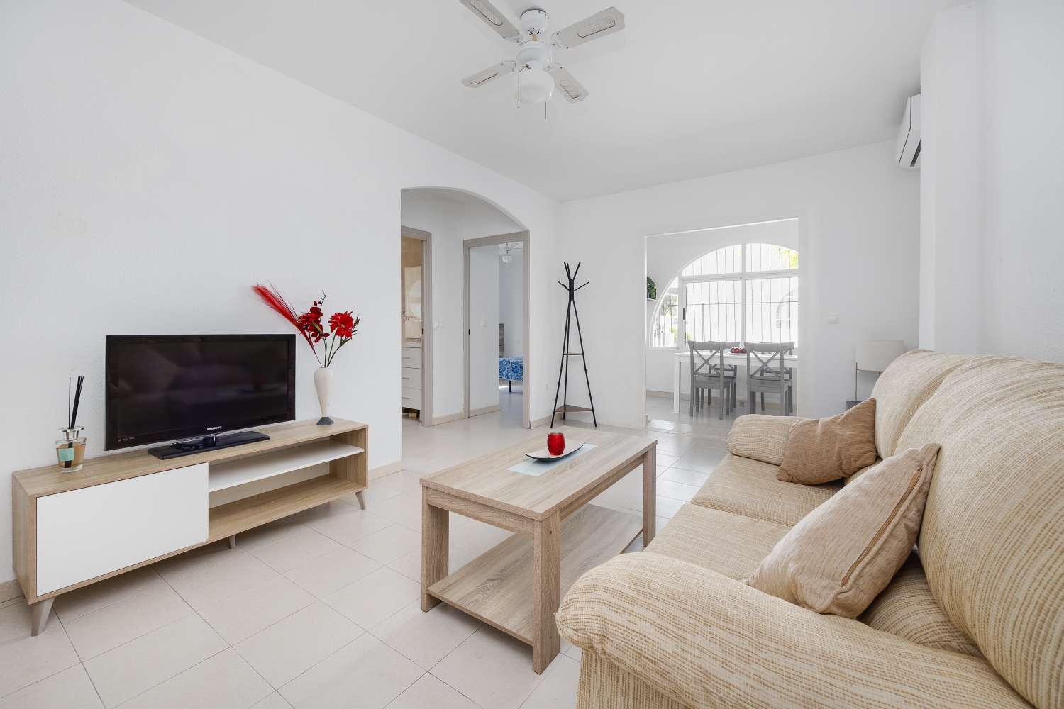 BUNGALOW CON PISCINA COMUNITARIA Y TERRAZA A SOLO 350 METROS DE LA PLAYA DE LOS NÁUFRAGOS