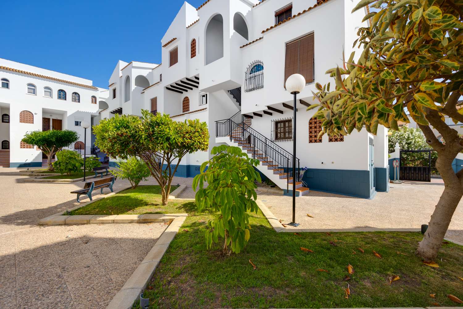 BUNGALOW CON PISCINA COMUNITARIA Y TERRAZA A SOLO 350 METROS DE LA PLAYA DE LOS NÁUFRAGOS