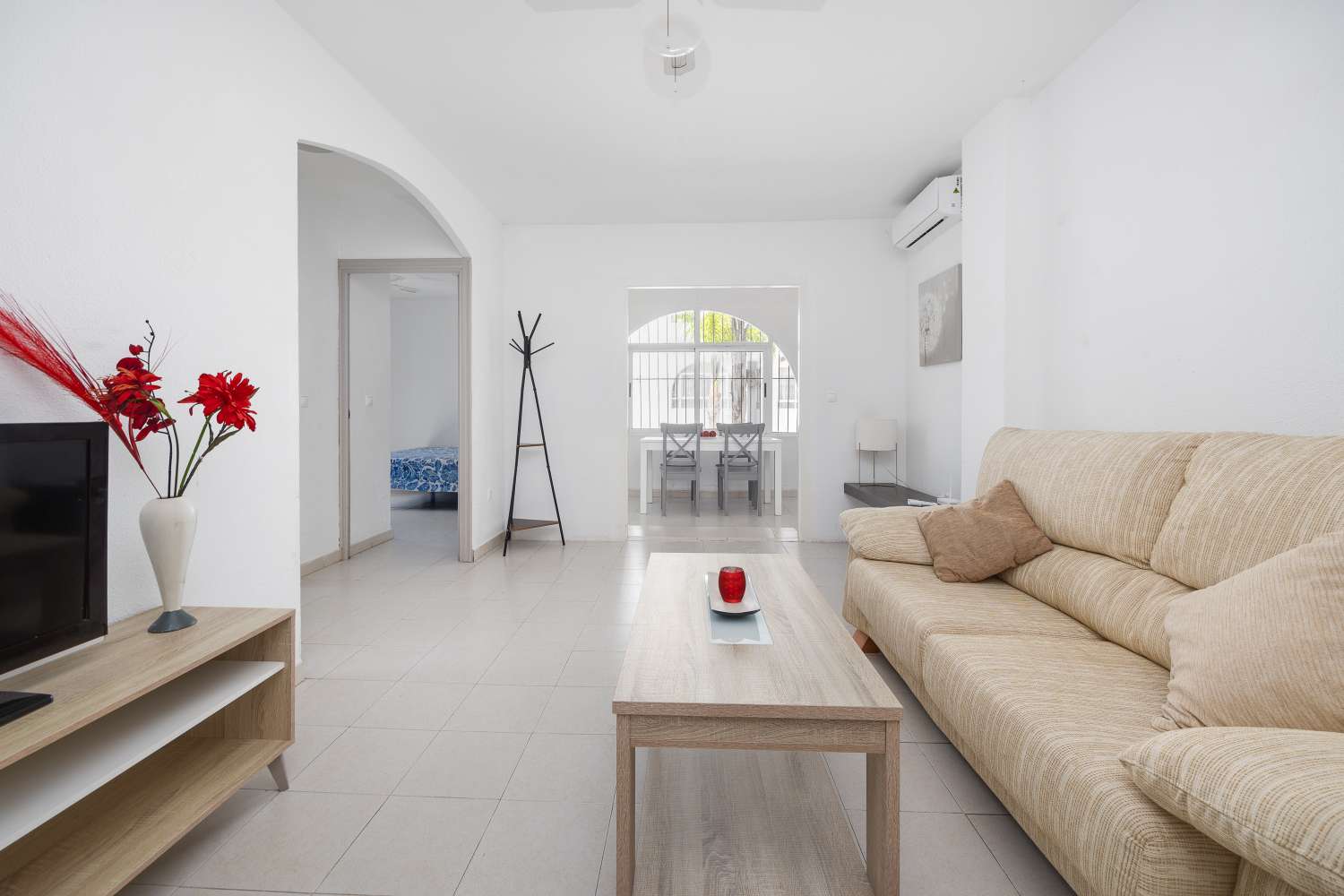 BUNGALOW CON PISCINA COMUNITARIA Y TERRAZA A SOLO 350 METROS DE LA PLAYA DE LOS NÁUFRAGOS