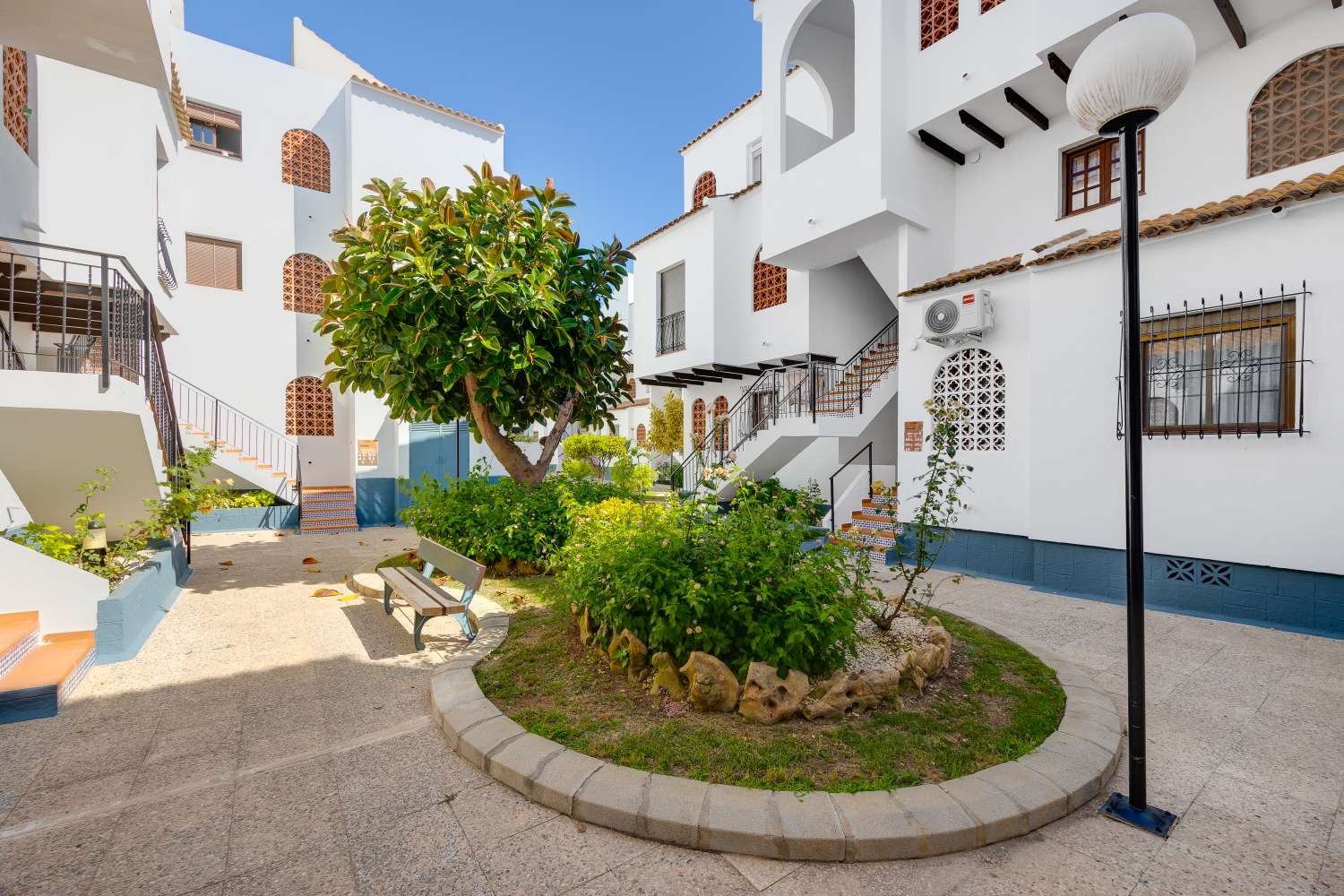 BUNGALOW CON PISCINA COMUNITARIA Y TERRAZA A SOLO 350 METROS DE LA PLAYA DE LOS NÁUFRAGOS