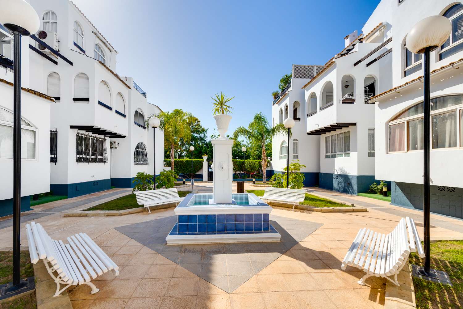BUNGALOW CON PISCINA COMUNITARIA Y TERRAZA A SOLO 350 METROS DE LA PLAYA DE LOS NÁUFRAGOS