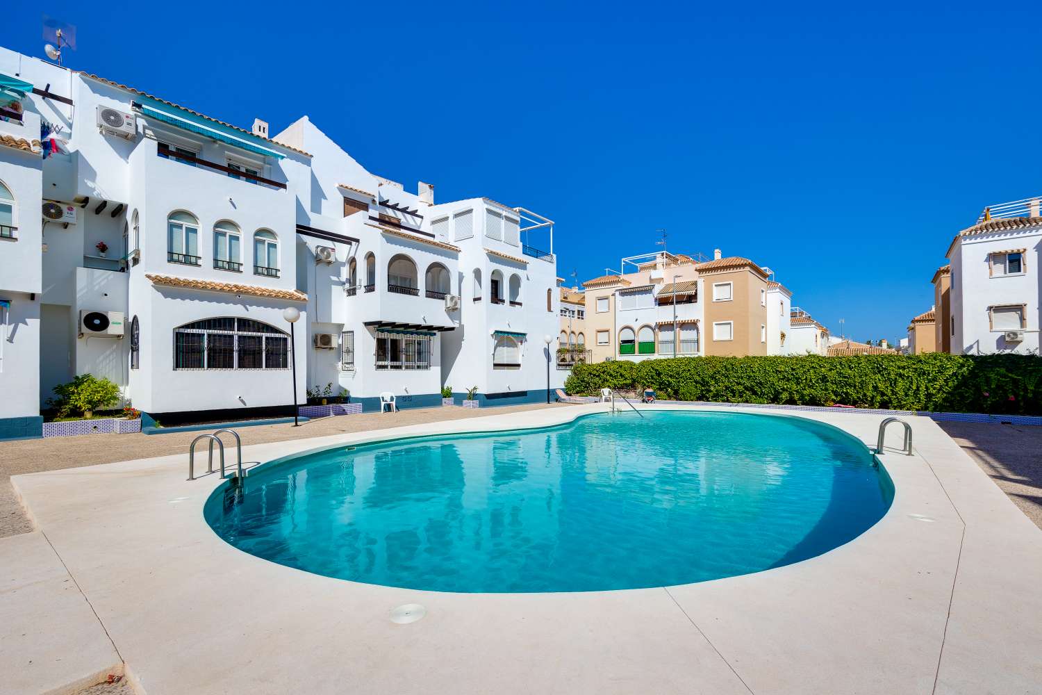 BUNGALOW CON PISCINA COMUNITARIA Y TERRAZA A SOLO 350 METROS DE LA PLAYA DE LOS NÁUFRAGOS