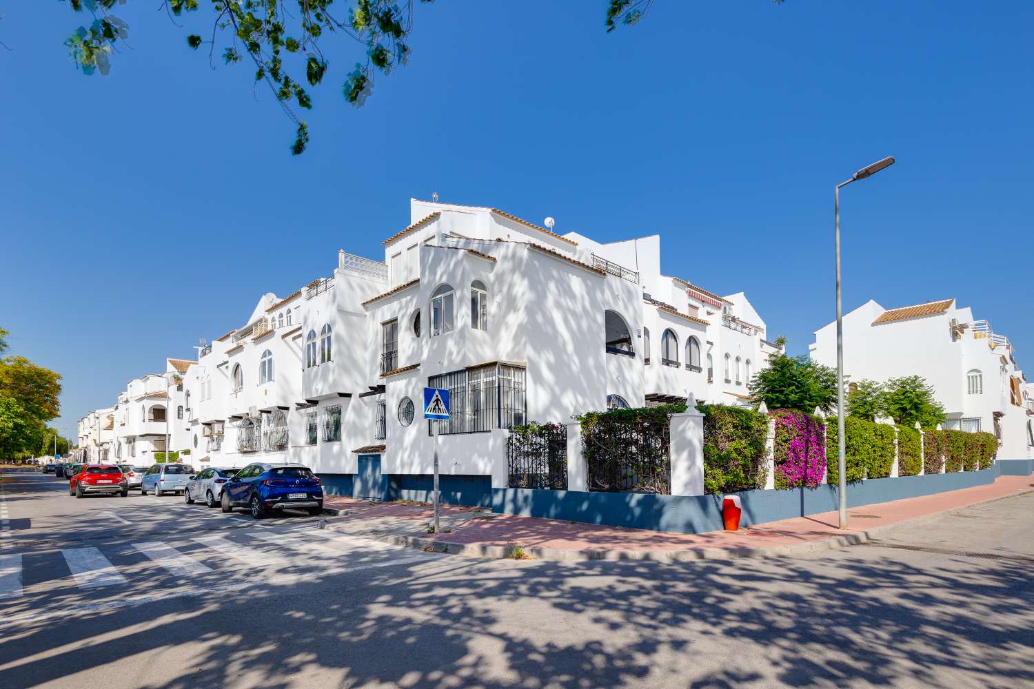 BUNGALOW CON PISCINA COMUNITARIA Y TERRAZA A SOLO 350 METROS DE LA PLAYA DE LOS NÁUFRAGOS