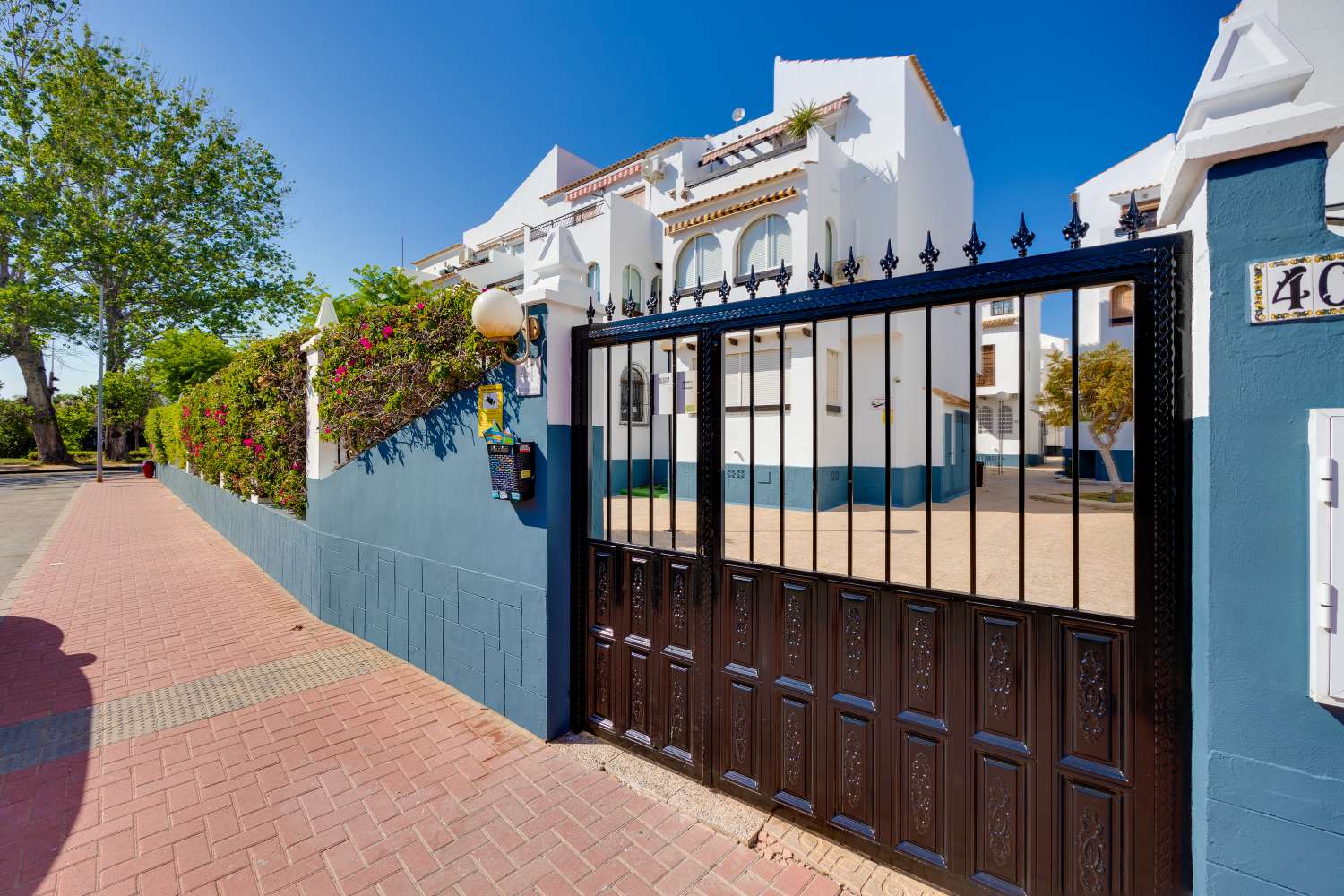 BUNGALOW CON PISCINA COMUNITARIA Y TERRAZA A SOLO 350 METROS DE LA PLAYA DE LOS NÁUFRAGOS