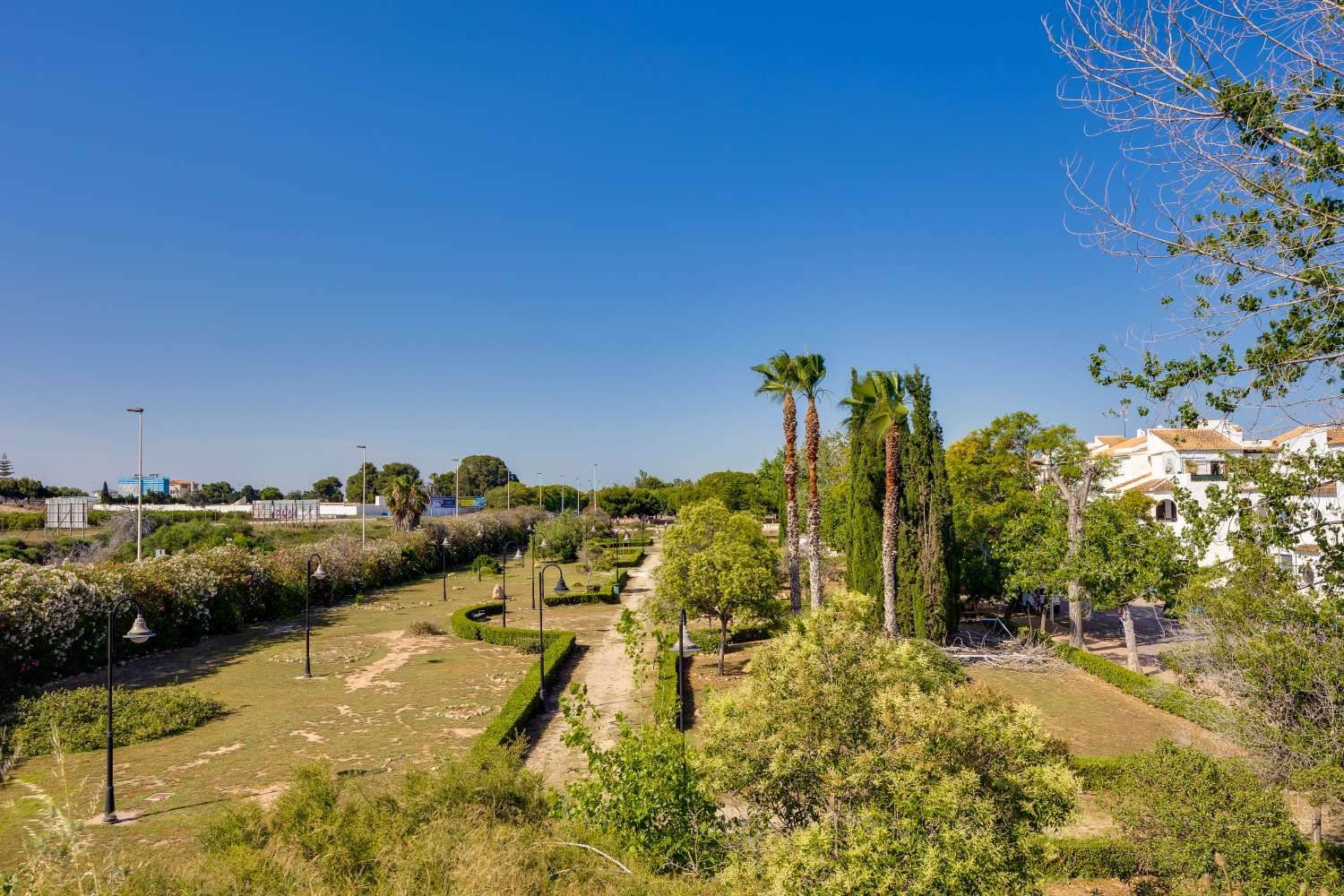 BUNGALOW CON PISCINA COMUNITARIA Y TERRAZA A SOLO 350 METROS DE LA PLAYA DE LOS NÁUFRAGOS